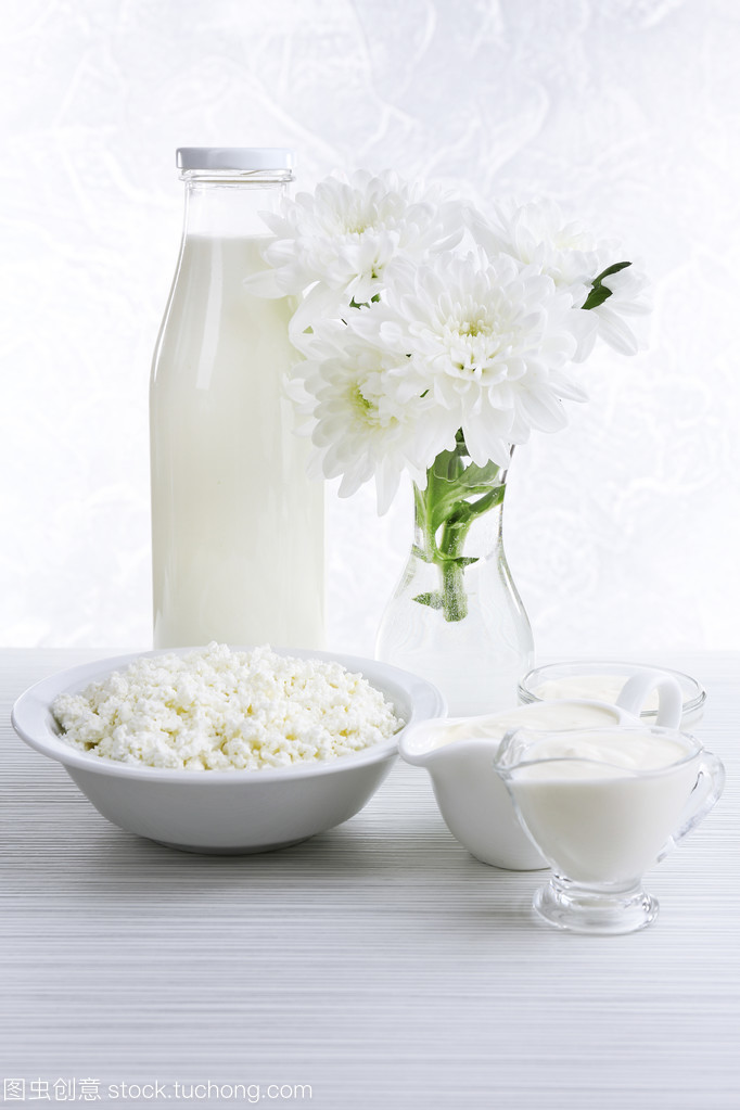 木桌之上的白色艺术 品味乳制品的醇香与温度